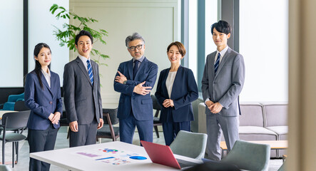 整列する幅広い世代のビジネスグループ