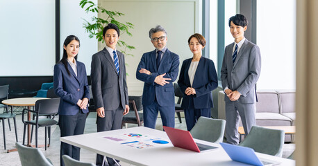 整列する幅広い世代のビジネスグループ