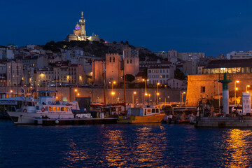 Le port de Marseille au crépuscule