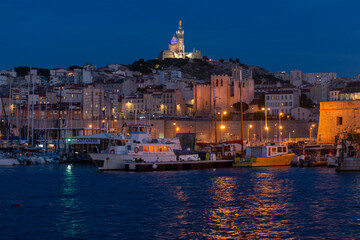 Le port de Marseille au crépuscule