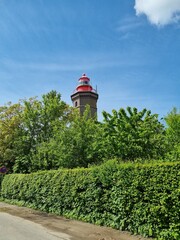 Leuchtturm hinter B&auml;umen