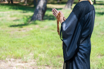 僧侶が供養している樹木葬のイメージ