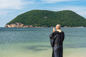 海で僧侶が供養している海洋散骨のイメージ