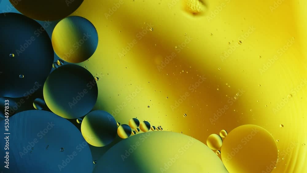 Poster real close up oil bubbles in water rotation with color gradient abstract mixing background.