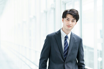スーツ姿の若手ビジネスマン