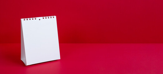 A calendar or a bulletin board on red background. In addition, it can be used for frames, notepads, notebooks, information boards, news, etc. 赤背景上のカレンダーまたは掲示板。その他、フレーム、メモ帳、ノート、案内板、お知らせなどにご利用いただけます