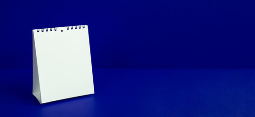 A calendar or a bulletin board on blue background. In addition, it can be used for business, schedule, notebooks, information boards, news, etc. 青背景上のカレンダーまたは掲示板。その他、ビジネス、スケジュ、ノート、案内板、お知らせなどにご利用いただけます