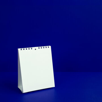 A calendar or a bulletin board on blue background. In addition, it can be used for business, schedule, notebooks, information boards, news, etc. 青背景上のカレンダーまたは掲示板。その他、ビジネス、スケジュ、ノート、案内板、お知らせなどにご利用いただけます