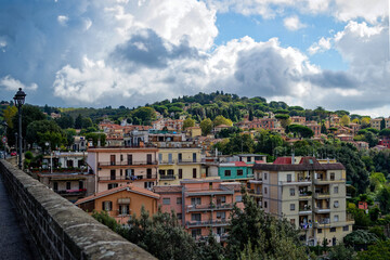 Fototapeta na wymiar Immeubles sur une colline dans une petite ville du centre de l'Italie