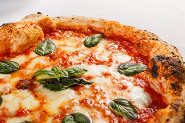 Pizza margherita napoletana con sugo di pomodoro, mozzarella di bufala e basilico fresco servita in una tipica pizzeria napoletana  - obrazy, fototapety, plakaty