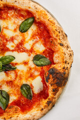 Pizza margherita napoletana con sugo di pomodoro, mozzarella di bufala e basilico fresco servita in una tipica pizzeria napoletana 