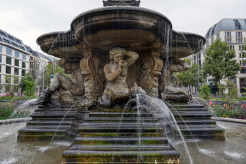 Schöner alter Brunnen im Zentrum von Düsseldorf