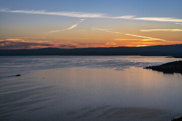 Fototapeta na wymiar coucher de soleil sur le lac Léman