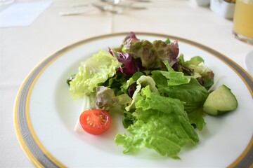 ホテル、レストラン、朝食、テーブル、白いクロス、皿、サラダ