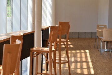 Fototapeta na wymiar カフェ、ラウンジ、テーブル、木製、デッキチェア