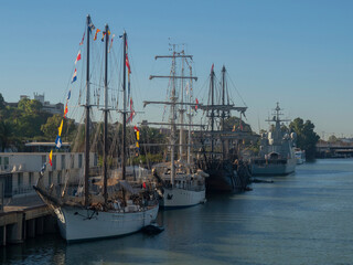 Barcos atracados en el Muelle de las delicias / Boats moored at the Pier of Delights. Sevilla