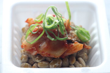 納豆パックに入ったままの納豆とキムチとネギ