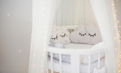 White childs bed crib with canopy © aprilante