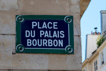 Plaque de rue parisienne traditionnelle sur laquelle est écrit "Place du Palais Bourbon", située dans le 7ème arrondissement de Paris, France, à l'arrière de l'Assemblée Nationale française