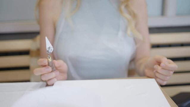 The girl passes a master class in drawing, canvas for drawing, paint and brush