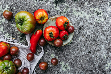 Assortiment de différentes variétés de tomates fraîches du potager