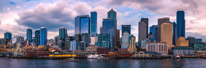 Fototapeta premium Seattle city skyline panorama at dusk over Elliot Bay in Washington State