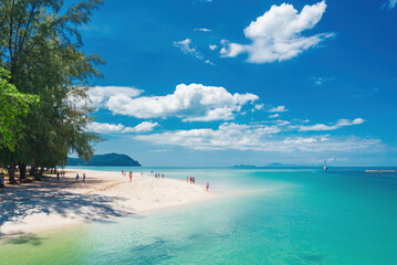 Fototapeta na wymiar Beaches and turquoise seas, tourist attractions in Thailand.