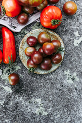 Obraz premium Assortiment de différentes variétés de tomates fraîches du potager