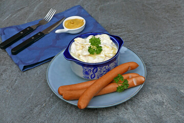 Kartoffelsalat mit Würstchen.