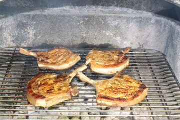 Tomahawksteaks auf dem Grill.