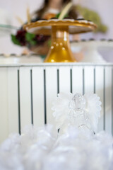 Anjos transparente decorando mesa de festa