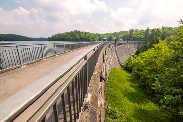 Neyetalsperre mit Staumauer dem See mit dem Wald im Hintergrund