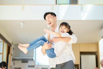 Fototapeta premium お父さんと遊ぶ女の子