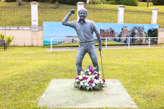 Pedre&ntilde;a (Cantabria), Spain &ndash; June 28, 2022: Statue of the late golf player Severiano Ballesteros in his hometown of Pedre&ntilde;a. Severiano Ballesteros was one of the best golf players in history.