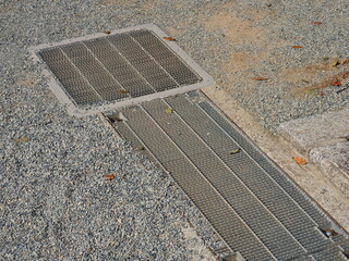 道路の溝に敷かれたグレーチング