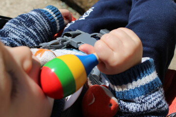 petit garçon jouant de la musique