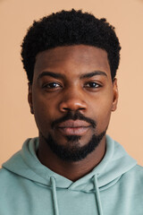 Obraz premium Black young man wearing hoodie posing and looking at camera