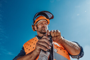 Arbeiter in Sicherheitskleidung schwitzt in der Sonne