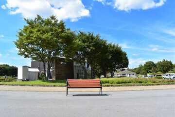 Obraz premium 公園のベンチ。夏の青空、白い雲。