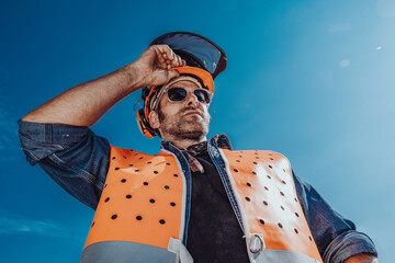 Arbeiter in Sicherheitskleidung schwitzt in der Sonne