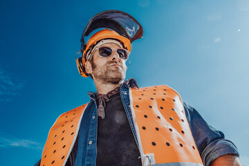 Arbeiter in Sicherheitskleidung schwitzt in der Sonne