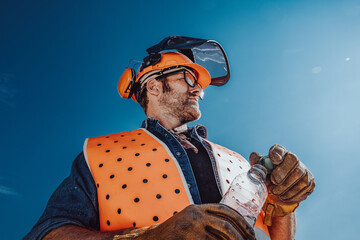 Arbeiter in Sicherheitskleidung schwitzt in der Sonne