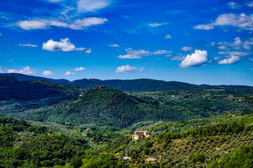 Obraz premium View of the town and surrounding Tuscan countryside of the town of Seggiano Tuscany Italy