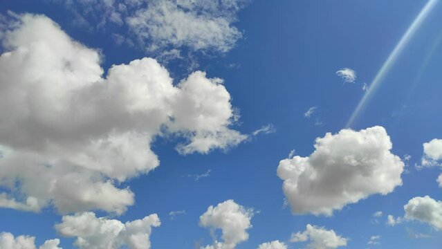 Timelapse cielo azul con nubes. Vertical. Horizontal. 4K
