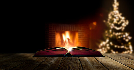 Buch mit Weihnachtsgeschichte vor Kaminfeuer mit unscharfem Hintergrund