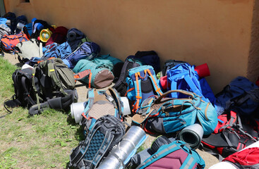 Fototapeta na wymiar backpacks and backpacks with sleeping bags during the boyscout summer camp without people