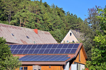 Solardach zur Stromerzeugung auf Nebengebäude