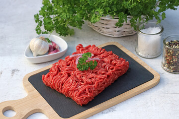 Frisches rohes Hackfleisch auf einem Küchenbrett