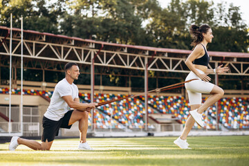 Obraz premium Couple exercising using elastic rope