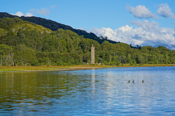 Fototapeta na wymiar Loch Shiel and Glenfinnan Monument in the Scottish highlands